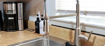 Cozy, gallery-inspired stay, 5min to Fort Liberty