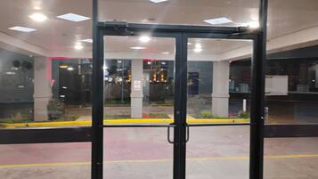 Vista frontal de la propiedad