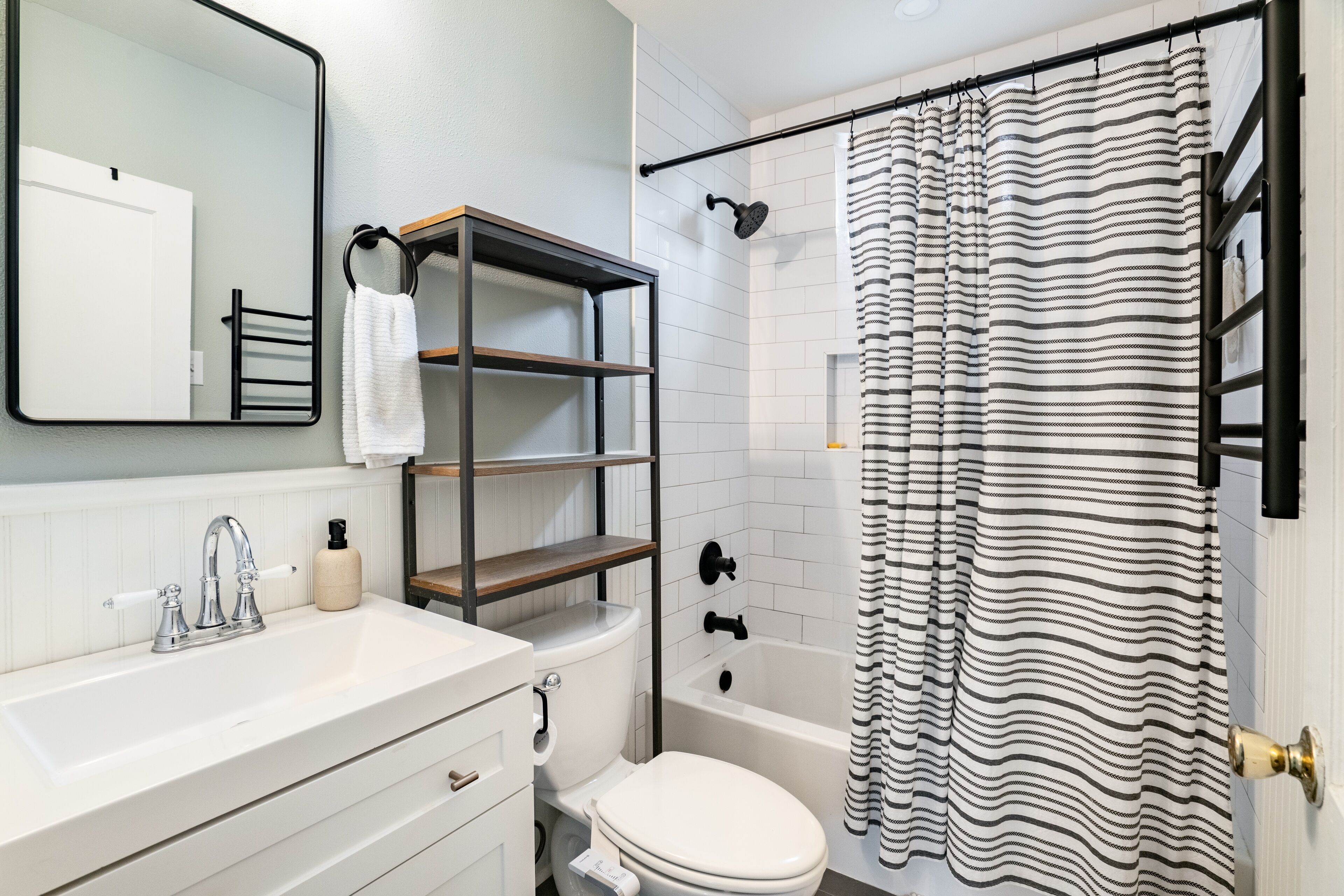 Hårtørrer, bidet, håndklæder, Toiletpapir