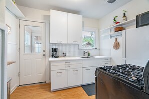 Een koelkast, een microgolfoven, een oven, een kookplaat