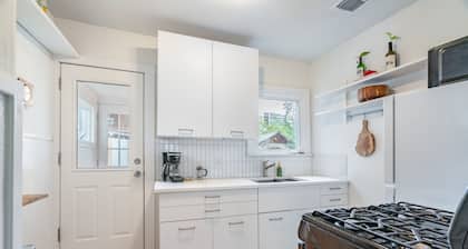 1940s Cottage - Walking Distance!