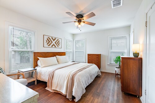 1940s Cottage - Walking Distance!