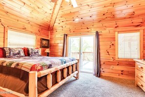 5 bedrooms, in-room safe, iron/ironing board, free WiFi - Gatlinburg, Cozy Mountain Cabin, Stunning Views, Hot Tub, Pool Table, Fireplace. (Sevierville)