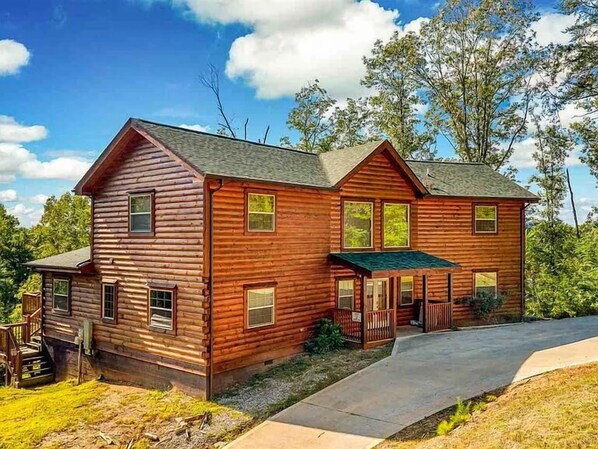 Exterior - Gatlinburg, Cozy Mountain Cabin, Stunning Views, Hot Tub, Pool Table, Fireplace. (Sevierville)