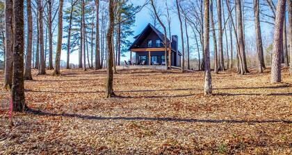 BRAND NEW waterfront cabin on The Little Red River with huge dock, arcades &WiFi