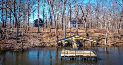 BRAND NEW waterfront cabin on The Little Red River with huge dock, arcades &WiFi