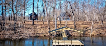 BRAND NEW waterfront cabin on The Little Red River with huge dock, arcades &WiFi