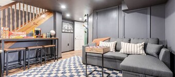 NEW 5 Bed Home with Game Room, Theater Room, Fire Pit, ONLY 3 Mins from the ARK!