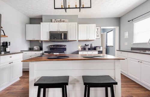 NEW 5 Bed Home with Game Room, Theater Room, Fire Pit, ONLY 3 Mins from the ARK!