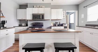 NEW 5 Bed Home with Game Room, Theater Room, Fire Pit, ONLY 3 Mins from the ARK!