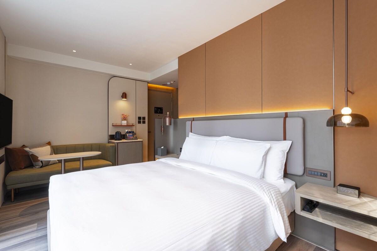 Down comforters, in-room safe, blackout drapes, soundproofing