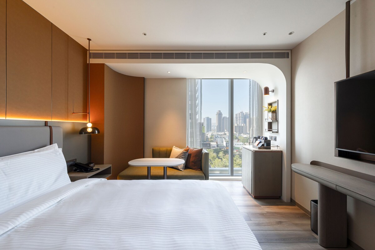 Down comforters, in-room safe, blackout drapes, soundproofing