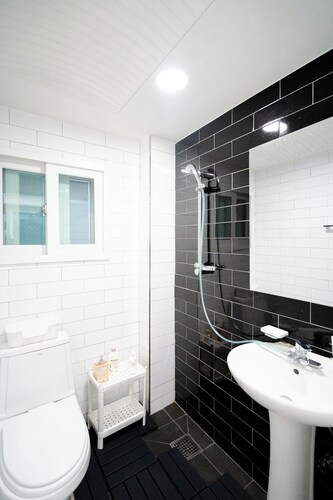 Spacious 3-bedroom apartment in the heart of Hongdae, Seoul, 7min. from metro
