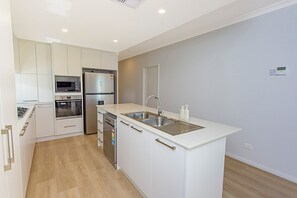 House, Multiple Beds, Non Smoking | Private kitchen | Full-sized fridge, microwave, oven, stovetop - 5 O Clock Somewhere (West Busselton)