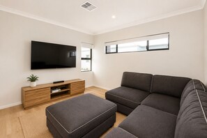 Hus, flere senger, ikke-røyk | Oppholdsområde | En 65-tommers smart-TV med Parabol-TV