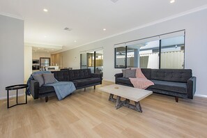 House, Multiple Beds, Non Smoking | Living area