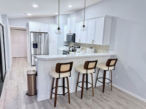Geladeira, micro-ondas, fogão, cooktop