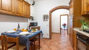 Private kitchen - Cozy 45 sqm apartment, ideal for 4 people, located on the ground floor of a building with NO lift (3 steps). The apartment is located in an extremely convenient and functional position, 9 minutes on foot from Pisa-Galileo Galilei airport and 6 minutes by (Pisa)