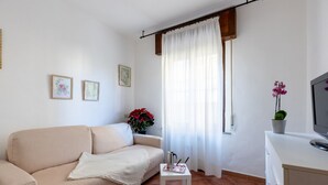 Living area - Cozy 45 sqm apartment, ideal for 4 people, located on the ground floor of a building with NO lift (3 steps). The apartment is located in an extremely convenient and functional position, 9 minutes on foot from Pisa-Galileo Galilei airport and 6 minutes by (Pisa)