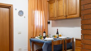 Dining - Cozy 45 sqm apartment, ideal for 4 people, located on the ground floor of a building with NO lift (3 steps). The apartment is located in an extremely convenient and functional position, 9 minutes on foot from Pisa-Galileo Galilei airport and 6 minutes by (Pisa)