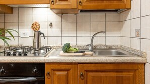 Private kitchen - Cozy 45 sqm apartment, ideal for 4 people, located on the ground floor of a building with NO lift (3 steps). The apartment is located in an extremely convenient and functional position, 9 minutes on foot from Pisa-Galileo Galilei airport and 6 minutes by (Pisa)