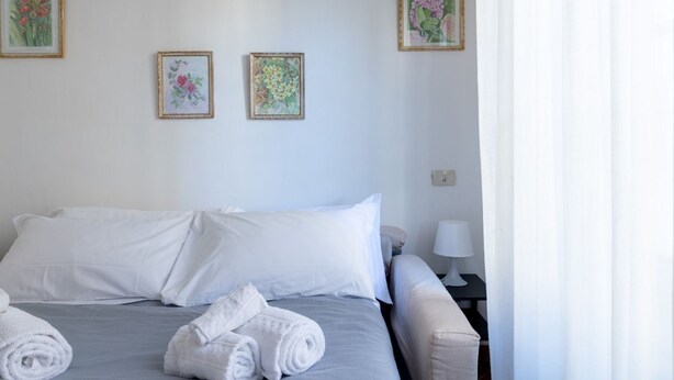 Room - Cozy 45 sqm apartment, ideal for 4 people, located on the ground floor of a building with NO lift (3 steps). The apartment is located in an extremely convenient and functional position, 9 minutes on foot from Pisa-Galileo Galilei airport and 6 minutes by (Pisa)