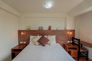 Comfort-Doppelzimmer, Stadtblick | Laptopgeeigneter Arbeitsplatz, schallisolierte Zimmer, kostenloses WLAN