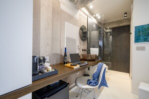 Een douche, een haardroger, handdoeken