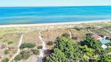 Plage, chaises longues, serviettes de plage