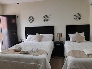 Standard Triple Room | Free WiFi, bed sheets - Hotel Recuerdos (Valladolid)