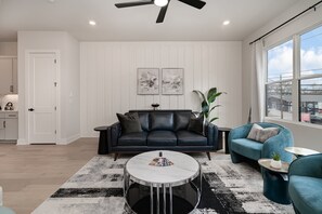 Smart TV, chimenea y libros