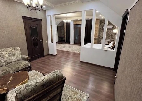 家庭双人房, 阳台, 山景 | 办公桌、笔记本电脑工作区、遮光窗帘、隔音