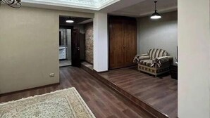 مكتب ومساحة عمل للكمبيوتر المحمول وستائر تعتيم وتجهيزات عازلة للصوت