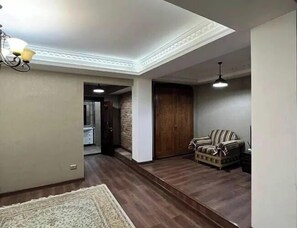 Habitación familiar doble, balcón, vistas a la montaña | Escritorio, espacio para trabajar con un portátil, cortinas opacas