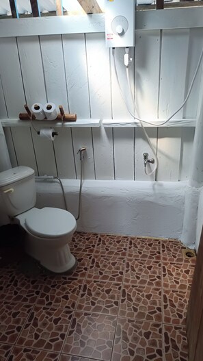 Dusch, gratis toalettartiklar, hårtork och handdukar