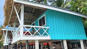 Comfort dubbelrum - balkong - havsutsikt | Värdeförvaringsskåp på rummet och skrivbord