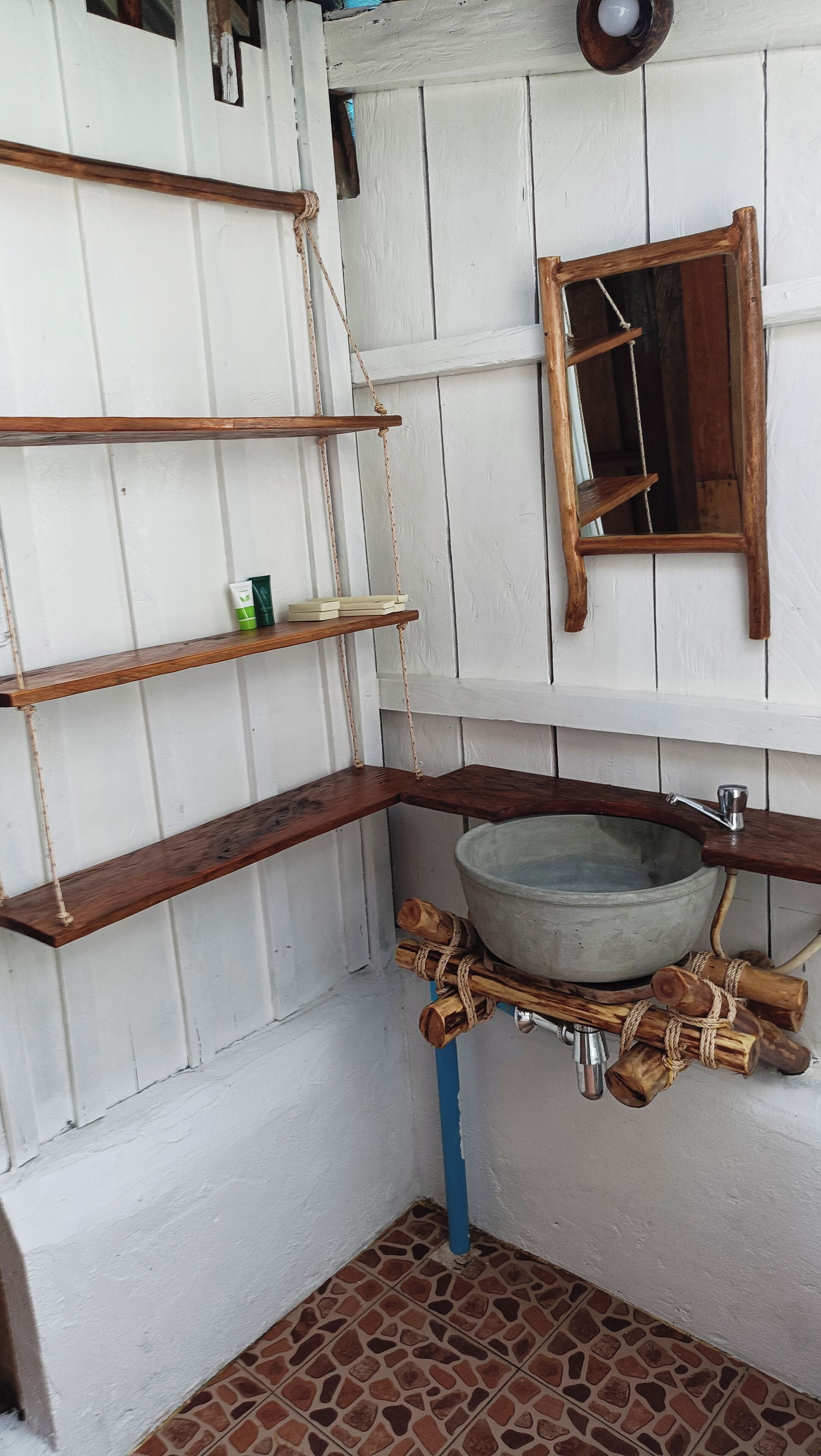 Regadera, amenidades de baño gratuitas, secadora de cabello, toallas 