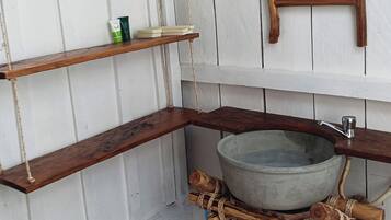 Regadera, amenidades de baño gratuitas, secadora de cabello, toallas