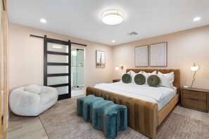 5 bedrooms, desk, iron/ironing board, free WiFi - Scottsdale Retreat with Huge Private Yard, Beach Volleyball, Heated Pool (Scottsdale)