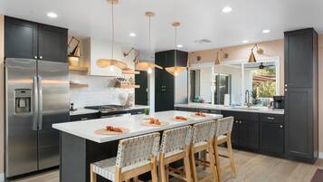 Køleskab, mikrobølgeovn, ovn, kogeplade