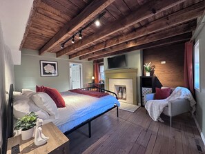 6 bedrooms, desk, iron/ironing board, travel cot