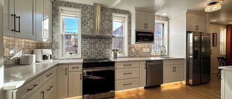 Jääkaappi, mikroaaltouuni, uuni, liesi