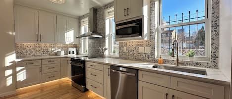 Frigorífico, microondas, horno y placa de cocina