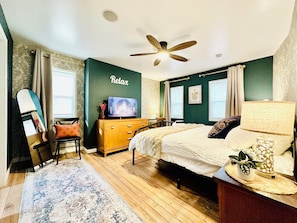 6 bedrooms, desk, iron/ironing board, travel cot