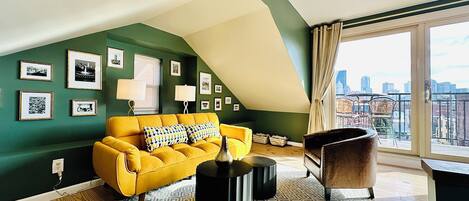 Televisor intel·ligent, llar de foc, futbolí i taula de tennis de taula