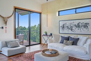 Living area - Byron Bay Hinterland Retreat (Eureka)