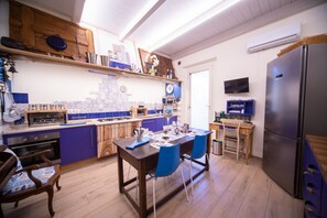 Réfrigérateur, four à micro-ondes, un four, lave-vaisselle