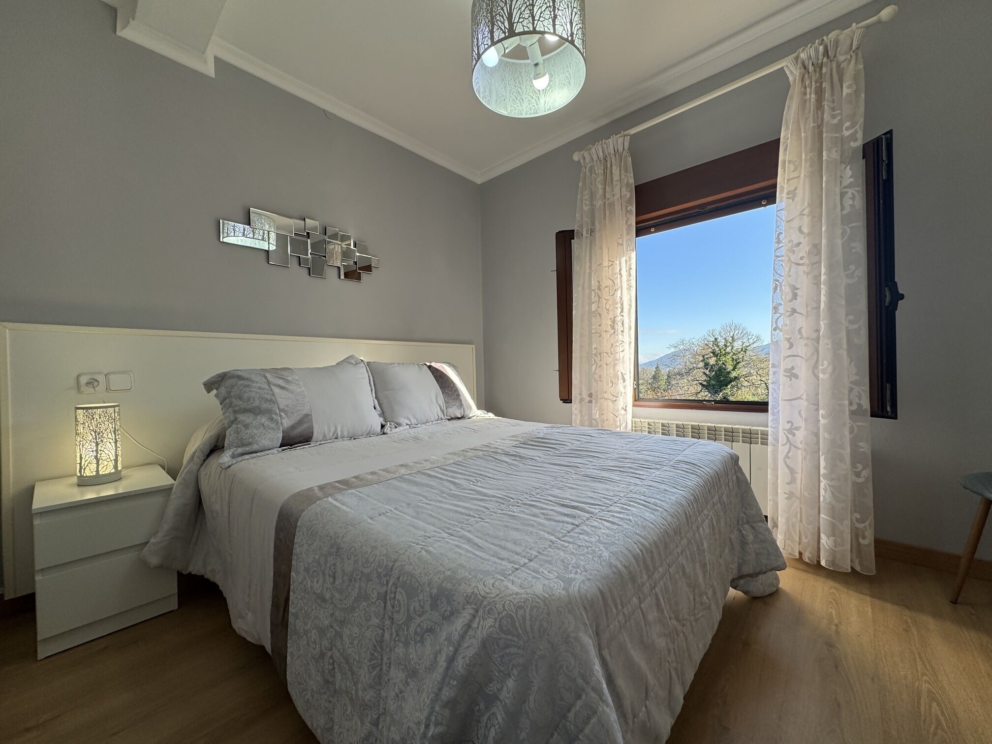 4 多间卧室、熨斗/熨衣板、旅行婴儿床、床单