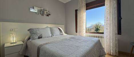 4 間睡房、熨斗/熨衫板、可攜式嬰兒床、床單