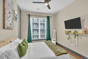 1 habitación, escritorio, tabla de planchar con plancha y wifi 